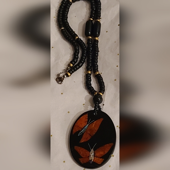 VINTAGE WOOD BEADED RESIN PENDANT BUTTERFLY MOTHER OF PEARL NECKLACE - Picture 14 of 16